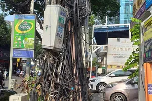 Búi dây điện nguy hiểm trên vỉa hè
