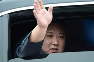 Ý nghĩa cử chỉ hạ kính chống đạn vẫy chào của ông Kim