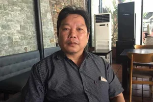 Tự nhiên bịt mặt vào quán đánh bác sĩ?