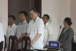 Sếp ký hợp đồng khống, cấp dưới tù tội theo