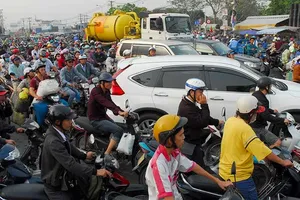 Cấm xe máy: Cần giải pháp ‘kéo và đẩy’