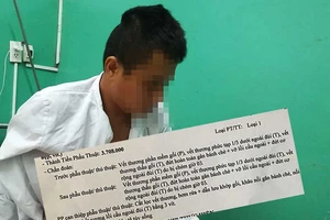 Nhiều thanh niên vây, chém người trên sân bóng