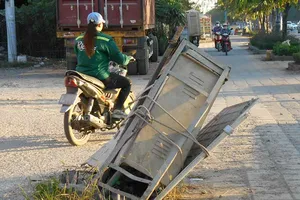 Nguy hiểm tủ điện bị nghiêng!