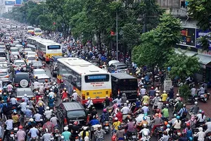 Hà Nội: Cấm xe máy tuyến phố huyết mạch, dân đi thế nào?