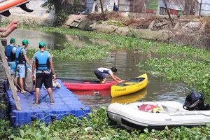 Vớt rác trên kênh: Chờ Sở GTVT xây dựng quy chuẩn