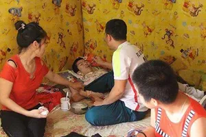 Nước mắt vợ chồng nghèo có 2 con teo não