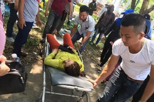 Đã có người dân ngất xỉu sau buổi tiếp dân tại tỉnh Quảng Nam ngày 20-3. Ảnh: NDCC