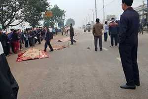 Xe khách chạy 78 km/giờ tông vào đám tang