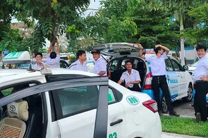 Hiệp hội Taxi Đà Nẵng đòi khởi kiện Grab