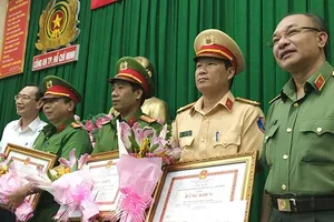 Khen thưởng lực lượng bắt xe chở 895 bánh heroin