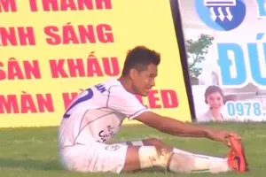 Sút thủng lưới nhà, đá bay niềm tin