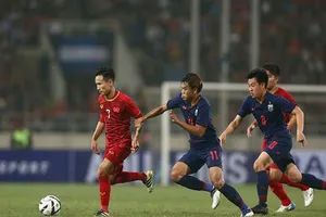 Khi sân cỏ trở thành sàn diễn trò hề...