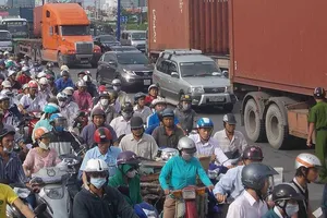 TP.HCM: Cầu, đường kẹt cứng, giao thông hỗn loạn