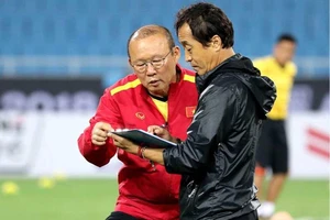 Ông Park xay lúa và bế em!