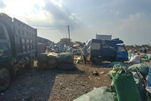 Dân Hiệp Thành: Vừa bịt mũi vừa ăn cơm