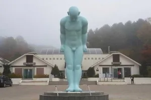 Huế đau đầu chuyện đặt tượng ‘Người đàn ông cúi đầu’