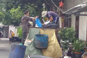 Sắp xếp lại lực lượng thu gom rác dân lập