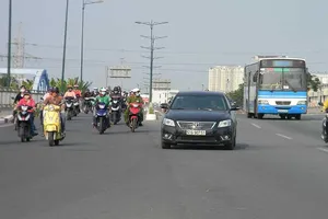 Hiểm nguy rình rập tại chân cầu Gò Dưa