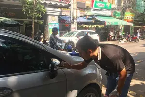 Dán decal ô tô không đúng luật: Bị từ chối đăng kiểm