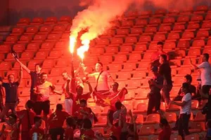 Nguy cơ cháy sân và cháy nhà từ sự cố pháo sáng