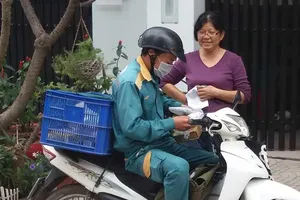 Khách kêu trời vì không được kiểm tra khi… mua hàng