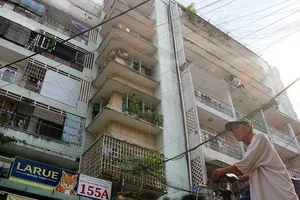 Ông Đoàn Ngọc Hải thuyết phục dân rời chung cư sắp sập