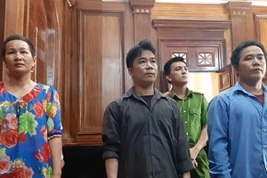 3 anh chị em lãnh án vì ‘quậy tưng’ tòa án