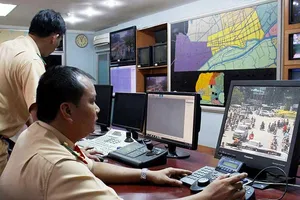 CSGT chờ người vi phạm đến đóng phạt nguội