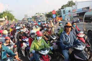 Xe cộ nối đuôi nhau trở lại TP.HCM