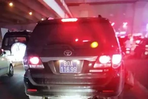 Điều tra vụ xe biển xanh gây tai nạn rồi bỏ chạy