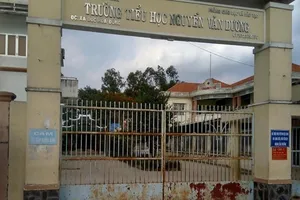 Thầy giáo bị khiển trách vì phạt HS thụt dầu, có quá nặng? 