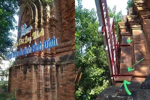 Khoan, đục tháp cổ để treo... bảng quảng bá du lịch