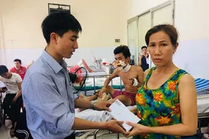 Trao tiền giúp anh Sáng có đôi tay mới
