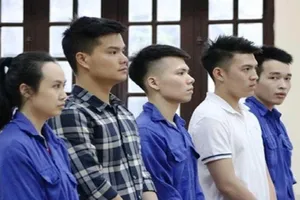 3 công an phê ma túy trong phòng karaoke