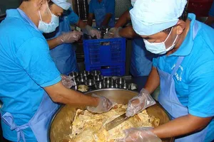 Phụ huynh giám sát bữa ăn học đường