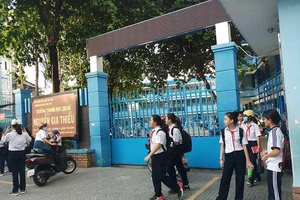 Xông vào trường chém học sinh: An ninh trường học ở đâu?