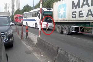 Mưu sinh nguy hiểm ở hai đầu cao tốc