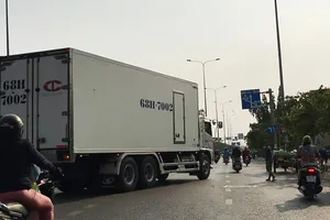 Điều tra: Xe tải tung hoành vào giờ cấm trước chốt CSGT
