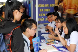 Học sinh chạy đua vào ngành ‘việc nhẹ, lương cao’