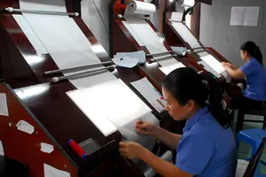 ‘Muốn tăng tuổi hưu, xin mời ngồi may một ngày’