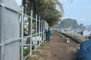 Lo đường bao biển lấn vịnh Hạ Long