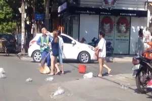 Bức xúc chuyện chủ shop quần áo đánh chị lao công