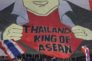 Bóng đá Thái Lan và bài ‘lấy mỡ nó rán nó’