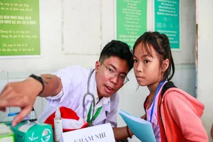 Chàng bác sĩ lặn lội khám, chữa bệnh miễn phí cho trẻ