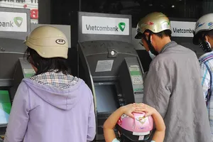 Chi hàng ngàn tỉ làm thẻ ATM mới: Khách hàng có phải gánh?