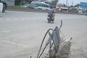 Chân trụ đèn trơ xương nguy hiểm