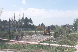 Đền 200 năm tuổi ở Cần Thơ bị đập