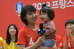 ‘Con ở nhà với bố, mẹ đi đá World Cup’