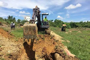 Đào tìm cống xả thải nghi làm chết 1.000 tấn cá