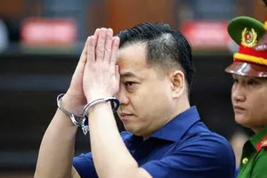 Vũ 'nhôm' chắp tay chào trước khi bị tuyên y án